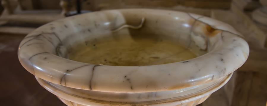 Comment conserver et manipuler l’eau bénite avec respect ?
