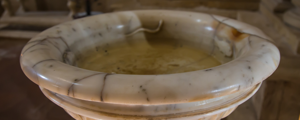 Comment conserver et manipuler l’eau bénite avec respect ?