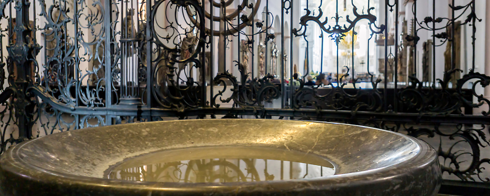 Comment utiliser l’eau bénite pour purifier un lieu ou un objet ?