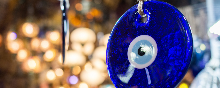 Peut-on combiner l’œil de Nazar avec d’autres protections ?