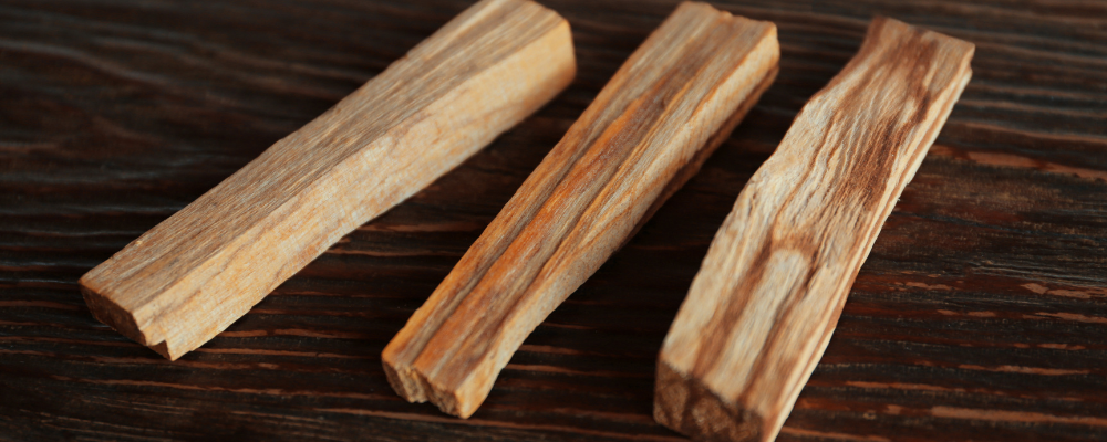Quelle différence entre le palo santo en bâton, en copeaux ou en huile ?