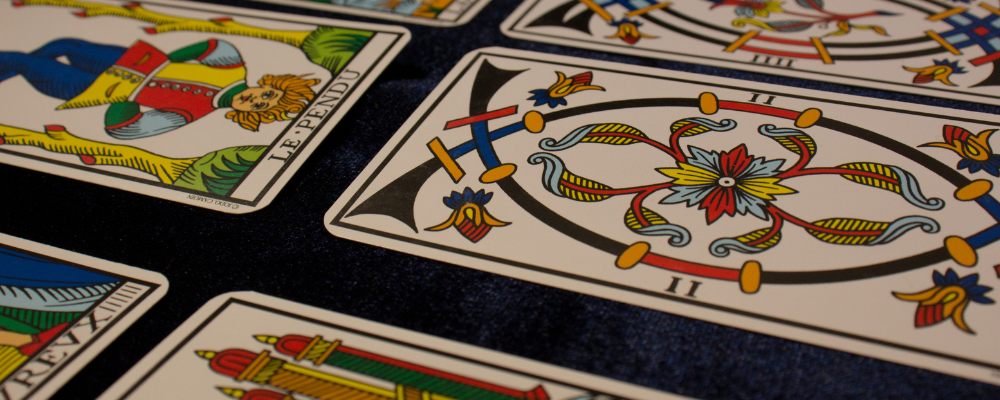 Comment débuter avec un jeu de tarot sans se perdre ?