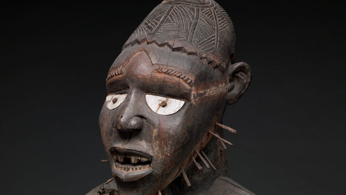 Visage sculpté d’un nkisi nkondi Mangaaka yombe-kongo vers 1880–1900, œuvre historique du Metropolitan Museum of Art liée à la justice et à la protection