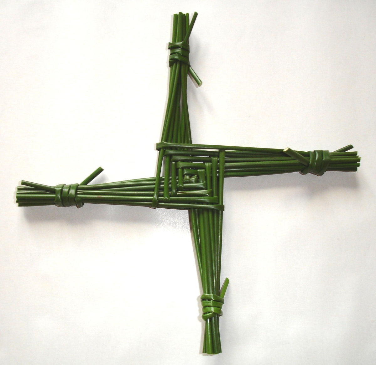 Imbolc et sainte Brigitte : croix traditionnelle en joncs du comté de Down, Irlande — Aeternum, blog & boutique ésotérique