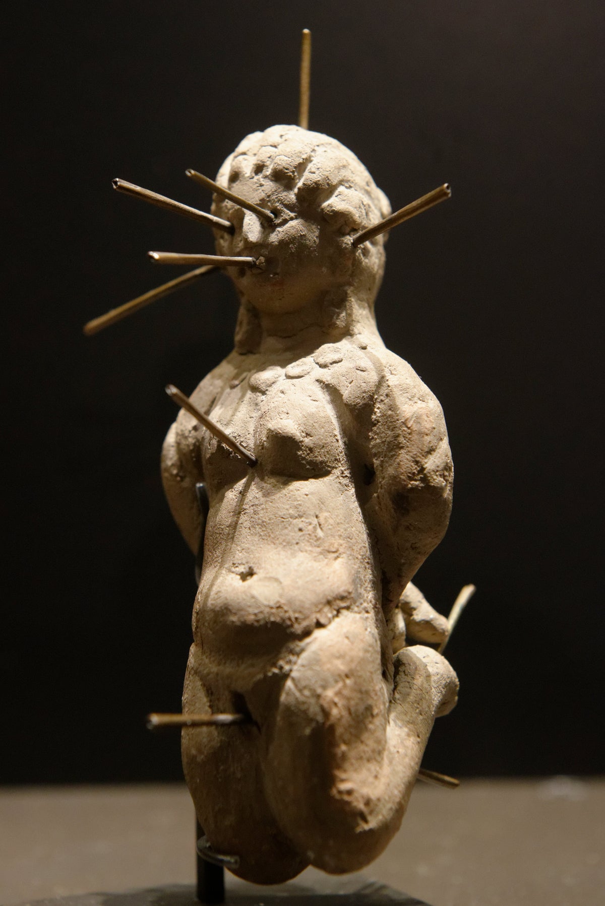 Dagyde et magie d’effigie : figurine d’envoûtement percée d’aiguilles, Égypte romaine, musée du Louvre — Aeternum, blog & boutique ésotérique