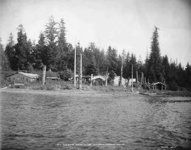 Totémisme autochtone : village de Sukkwan et mâts sculptés en Alaska, vers 1908 — Aeternum, blog & boutique ésotérique