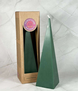 Bougie pyramide verte - Réussite financière - Aeternum - Bougie pyramide verte - Réussite financière - Aeternum - a pair of scissors sitting on top of a bed -