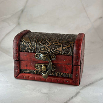 Coffret en bois Égypte - Aeternum - Coffret en bois Égypte - Aeternum - a red suitcase sitting on a white surface - # boutique ésoterisme# - #wicca# - # boutique ésoterisme# - #wicca#