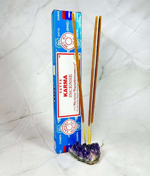 Encens en bâtons Karma - Aeternum - Encens en bâtons Karma - Aeternum - a pair of skis sitting on top of a white surface -
