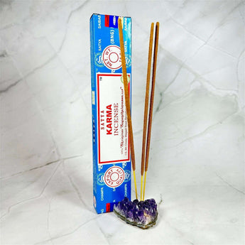 Encens en bâtons Karma - Aeternum - Encens en bâtons Karma - Aeternum - a pair of skis sitting on top of a white surface - # boutique ésoterisme# - #wicca# - # boutique ésoterisme# - #wicca#