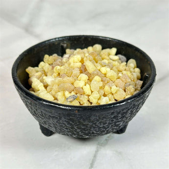 Encens en résine Frankincense - Aeternum - Encens en résine Frankincense - Aeternum - a black bowl filled with rice and a bowl of rice - # boutique ésoterisme# - #wicca# - # boutique ésoterisme# - #wicca#