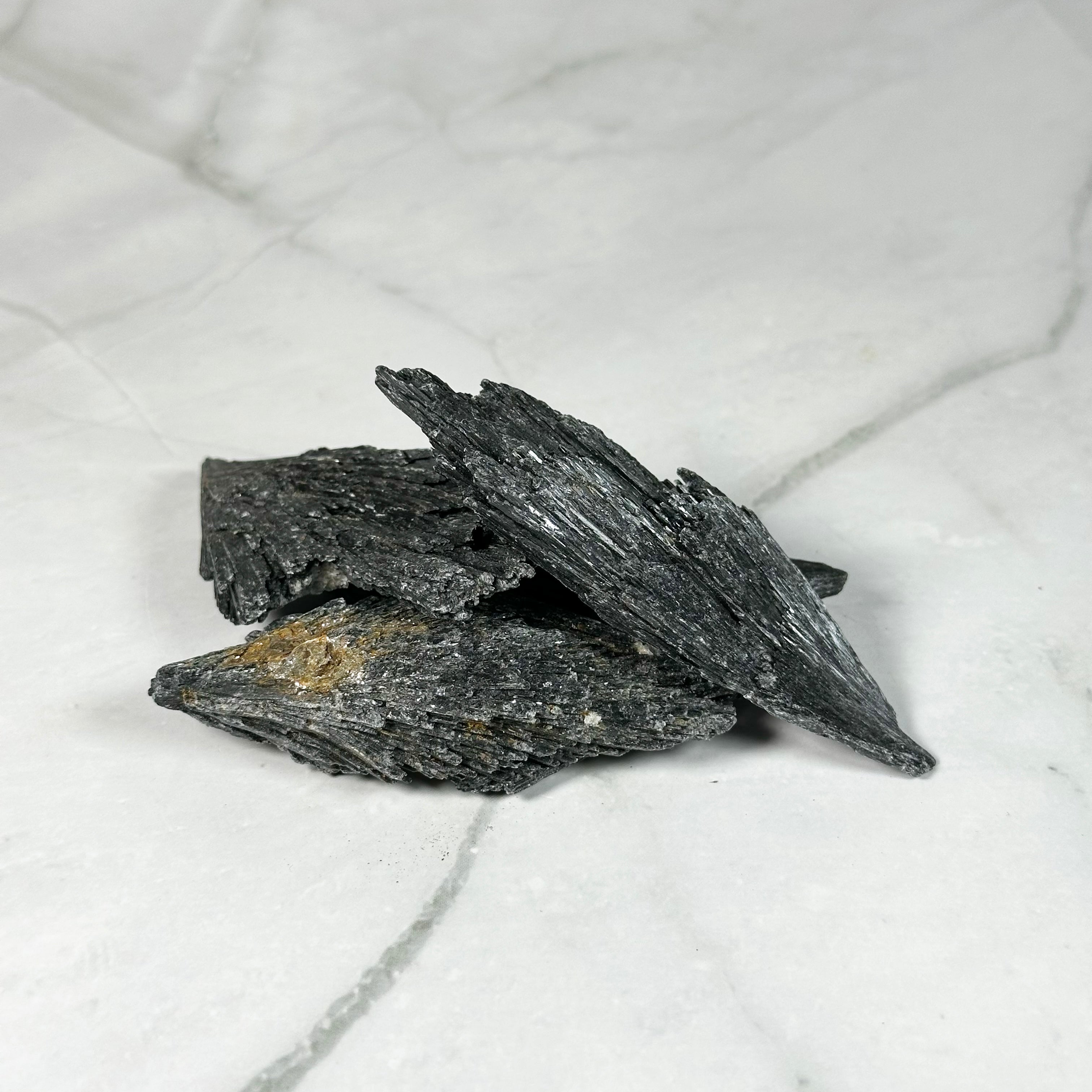 Pierre brute de Cyanite Noire (taille Medium)