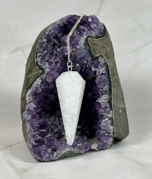 Pendule en Quartz Neige - Aeternum - a close up of a hat on a piece of luggage - # boutique ésoterisme# - #wicca#