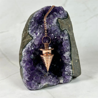 Pendule torsadé en cuivre - Aeternum - a close up of a statue of a baseball player - # boutique ésoterisme# - #wicca#