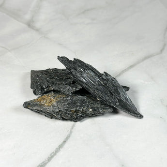 Pierre brute de Cyanite Noire (taille Medium) - Aeternum - a bird that is sitting on a rock - # boutique ésoterisme# - #wicca#