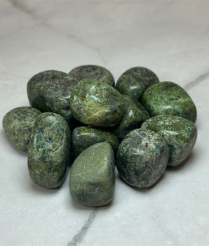 Pierre roulée Azurite Malachite Verte - Aeternum - a pile of broccoli sitting on a table - # boutique ésoterisme# - #wicca#
