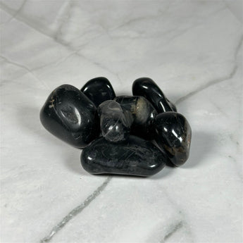 Pierre roulée Onyx Noire - Aeternum - a black and white picture of a motorcycle - # boutique ésoterisme# - #wicca#