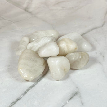 Pierre roulée Quartz Neige - Aeternum - a white plate topped with bananas and ice cream - # boutique ésoterisme# - #wicca#