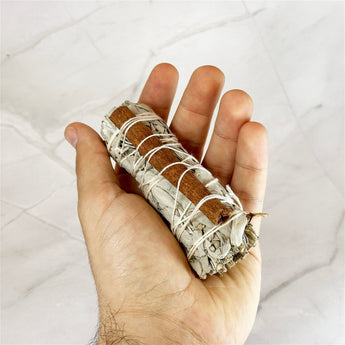 Rouleau Sauge & Cannelle - Aeternum - Rouleau Sauge & Cannelle - Aeternum - a person holding a hot dog in their hand - #esoterisme# - #wicca# - # boutique ésoterisme# - #wicca#