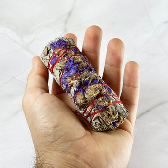 Rouleau Sauge & Violettes - Aeternum - Rouleau Sauge & Violettes - Aeternum - a person holding a remote control in their hand - #esoterisme# - #wicca# - # boutique ésoterisme# - #wicca#