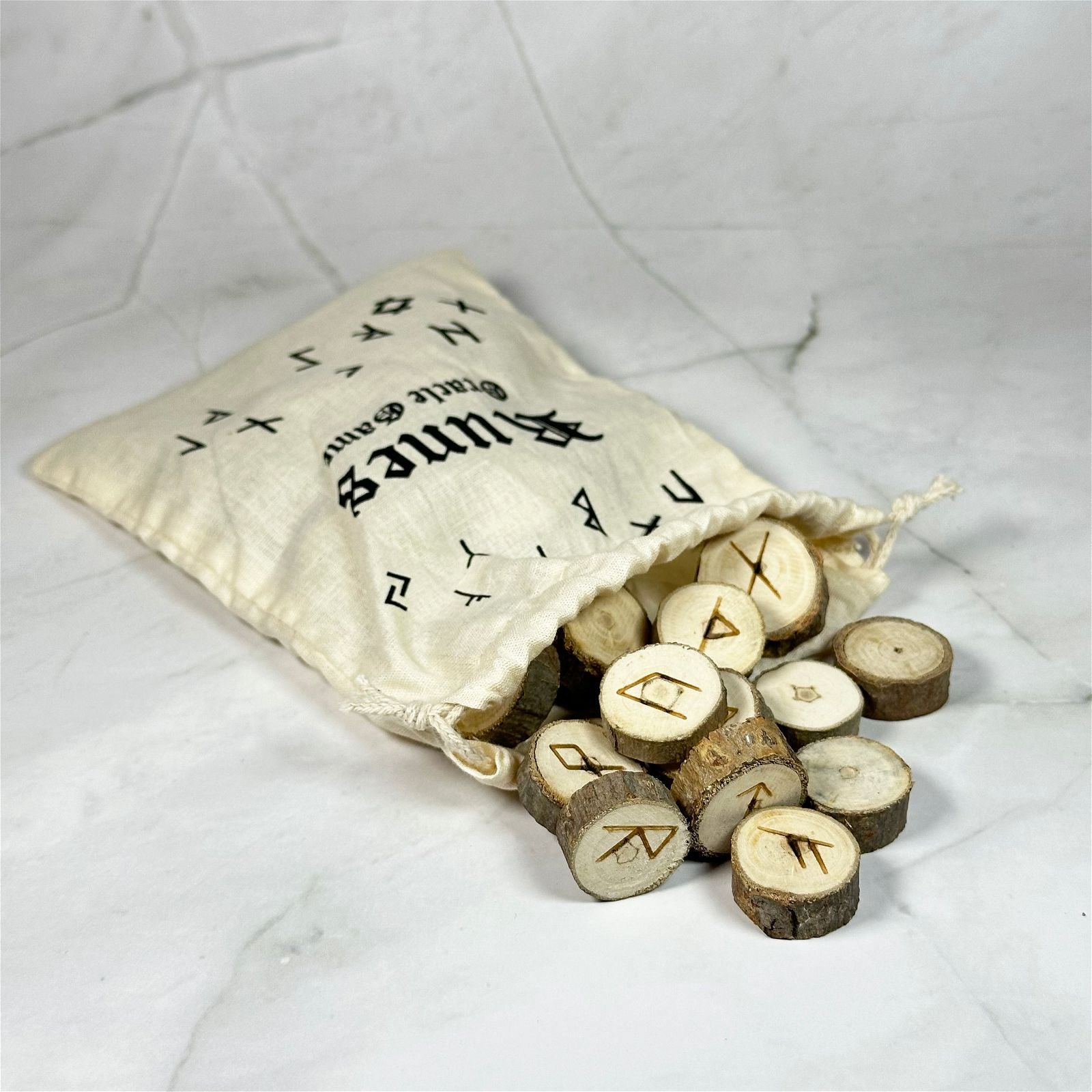 ANUFER 13 Pièces Alphabet Runes Sorcière En Bois - Set Divinatoire Avec Guide Et Pochette Velours