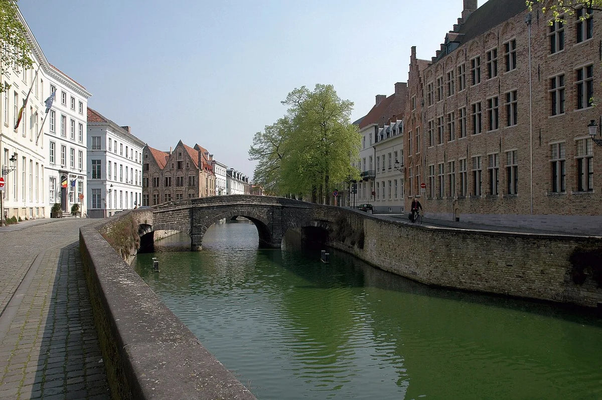 Le pont Augustijnenbrug et le canal à Bruges, en Flandre