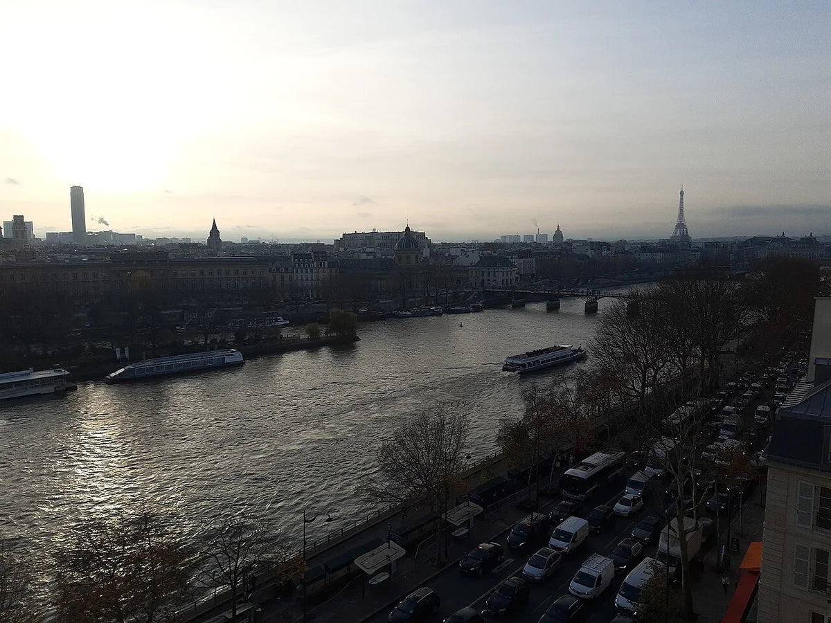 La Seine et une vue vers l’ouest de Paris, en Île-de-France