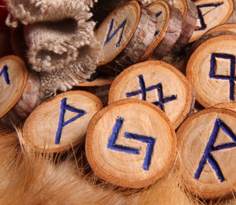 Quelle est la différence entre une rune tirée et une rune posée ?