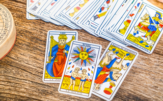Quelles questions poser au tarot en amour ?