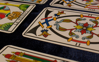 Comment débuter avec un jeu de tarot sans se perdre ?