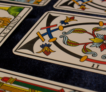 Comment débuter avec un jeu de tarot sans se perdre ?