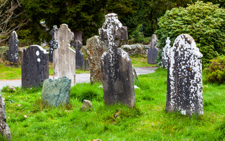 Comment utiliser la terre de cimetière en magie ?