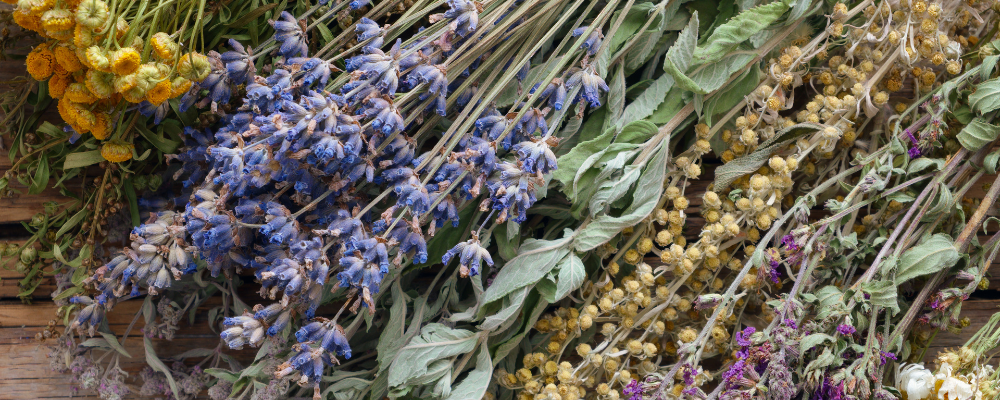 Quelles herbes ou huiles associer à une bougie dagyde ?