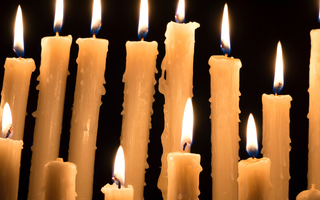 Comment charger une bougie dagyde avant un rituel ?