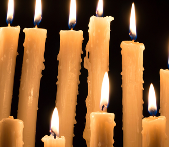 Comment charger une bougie dagyde avant un rituel ?