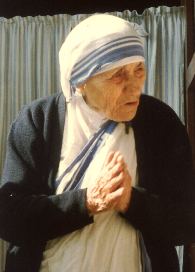 Photographie authentique de Mère Teresa en 1988, vêtue de son sari blanc bordé de bleu