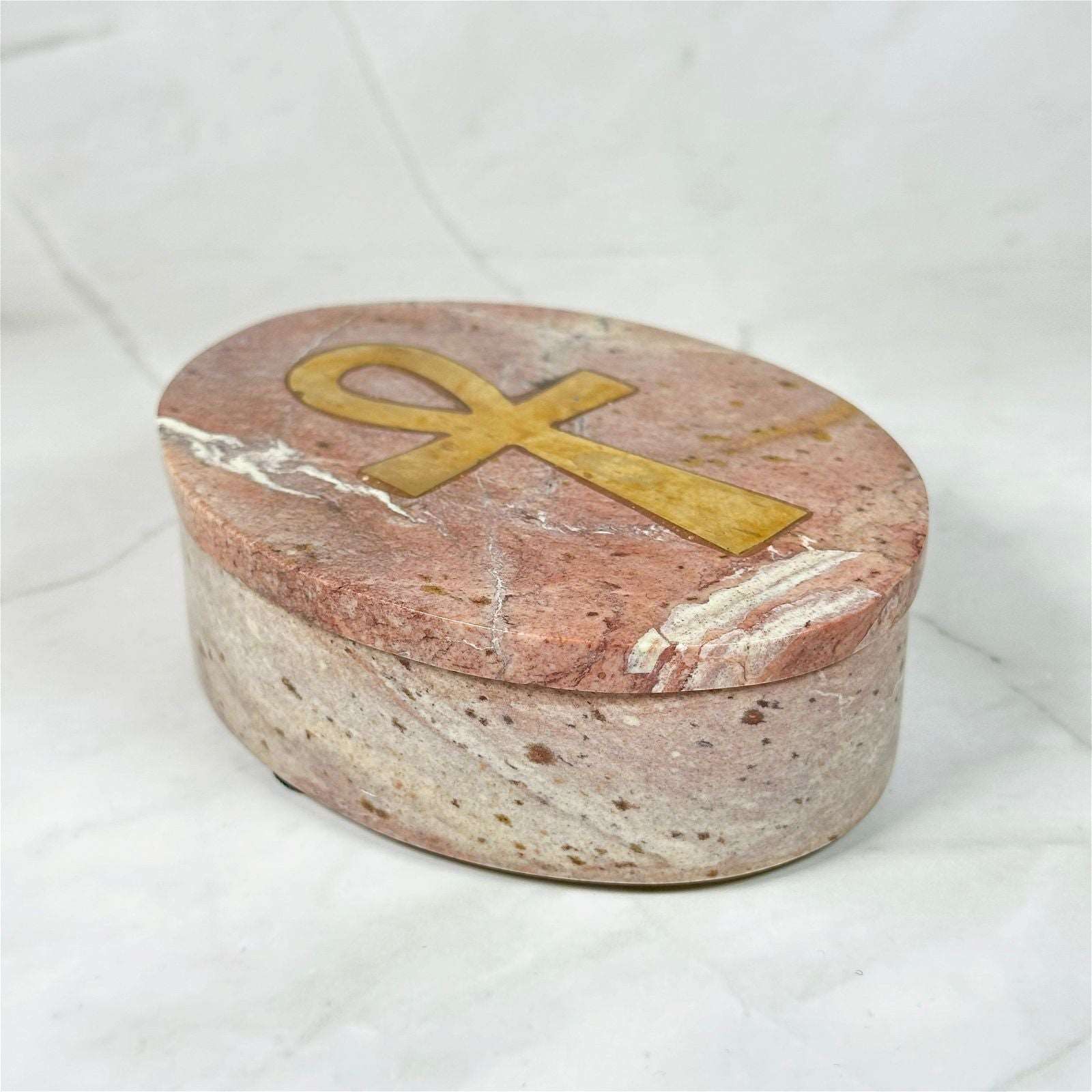 Boite ovale en Stéatite Ankh - Aeternum - Boite ovale en Stéatite Ankh - Aeternum - a chocolate cake sitting on top of a white napkin  - # boutique ésoterisme# - #wicca#  - # boutique ésoterisme# - #wicca# 