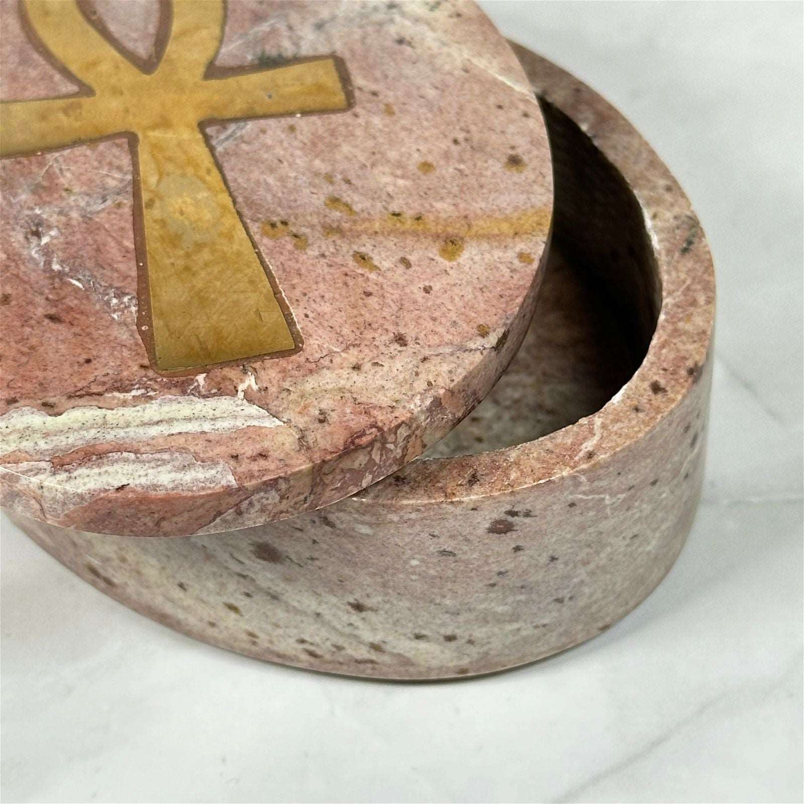 Boite ovale en Stéatite Ankh - Aeternum - Boite ovale en Stéatite Ankh - Aeternum - a close up of a pot filled with chocolate  - # boutique ésoterisme# - #wicca#  - # boutique ésoterisme# - #wicca# 