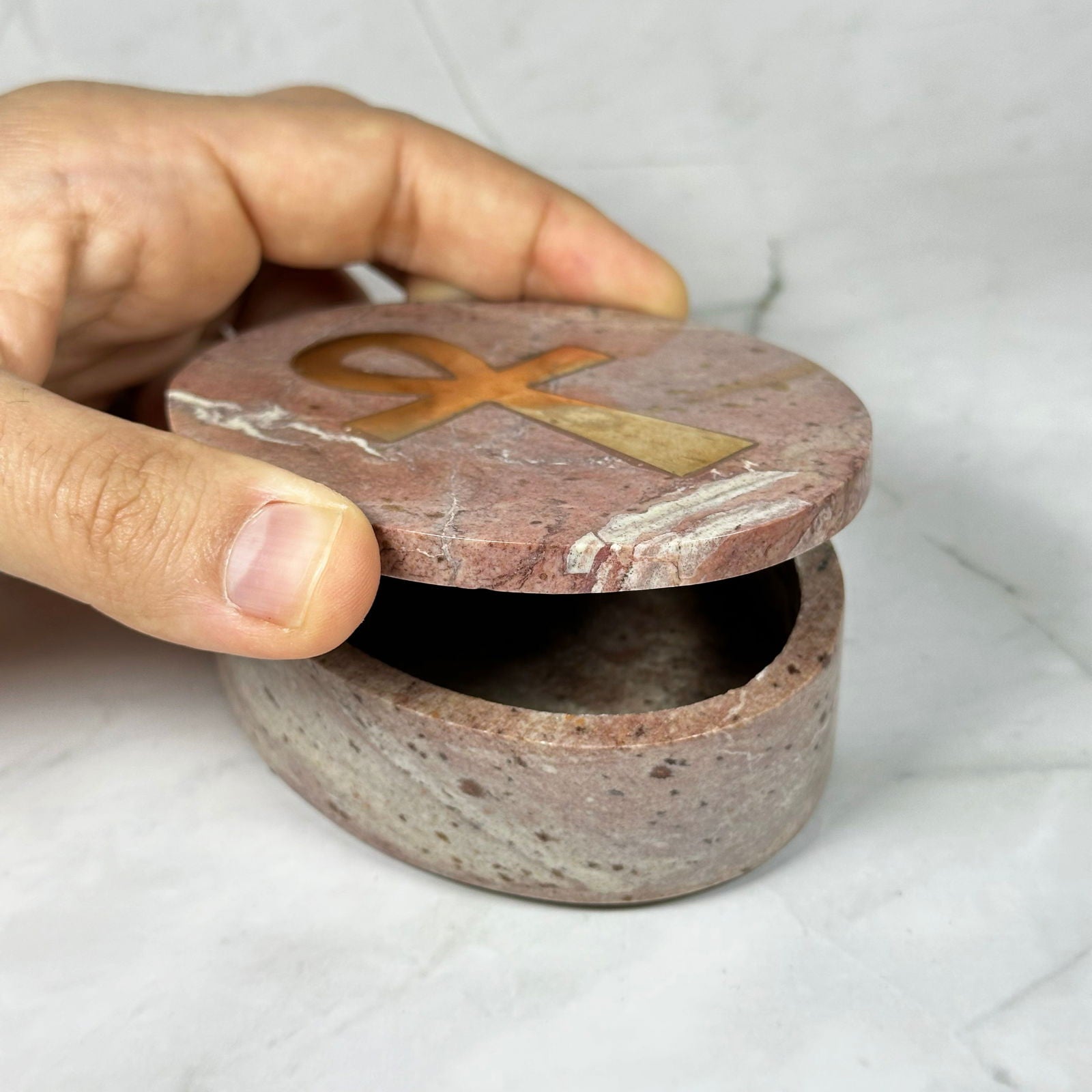 Boite ovale en Stéatite Ankh - Aeternum - a person is holding a piece of wood  - # boutique ésoterisme# - #wicca# 