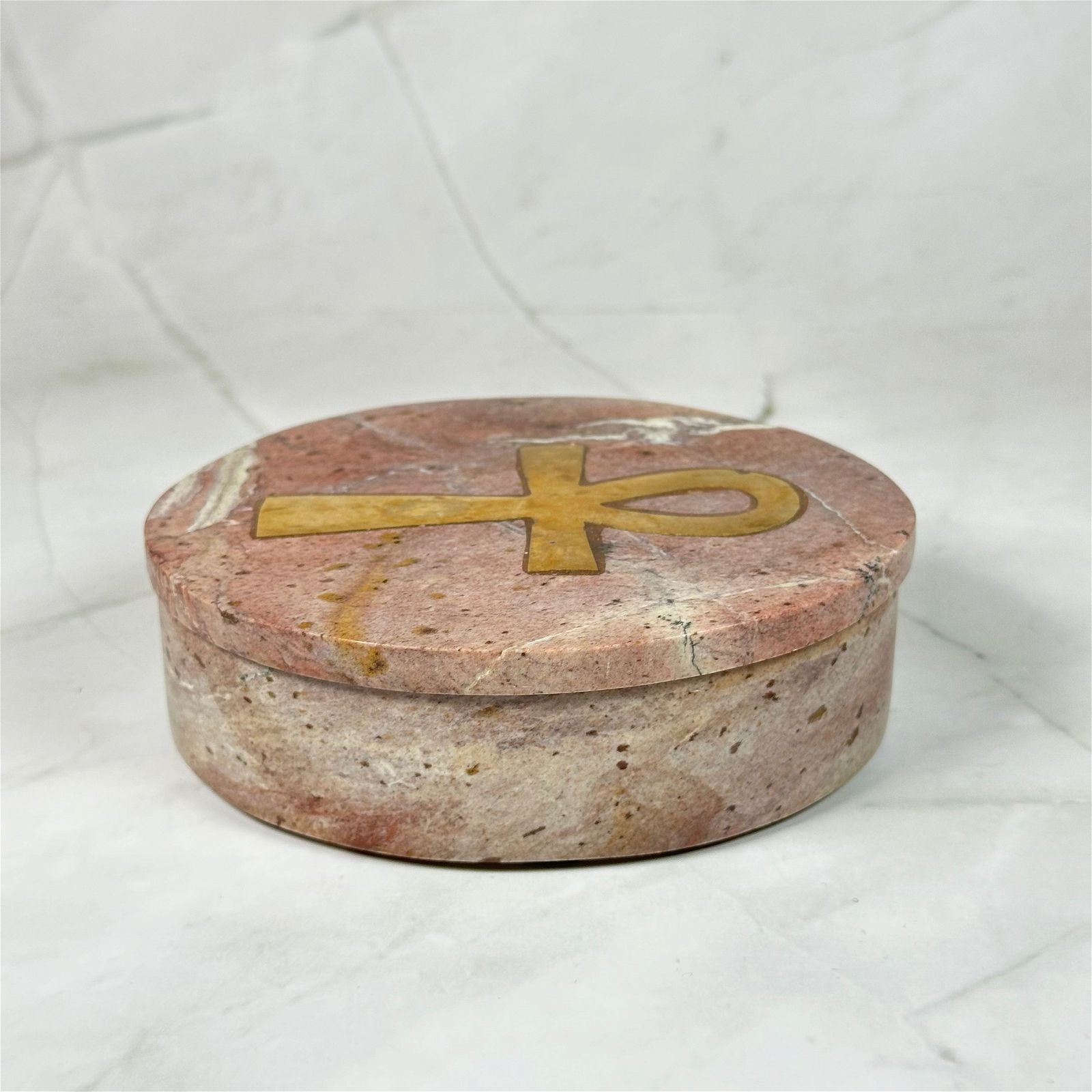 Boite ovale en Stéatite Ankh - Aeternum - a chocolate cake sitting on top of a white table  - # boutique ésoterisme# - #wicca# 