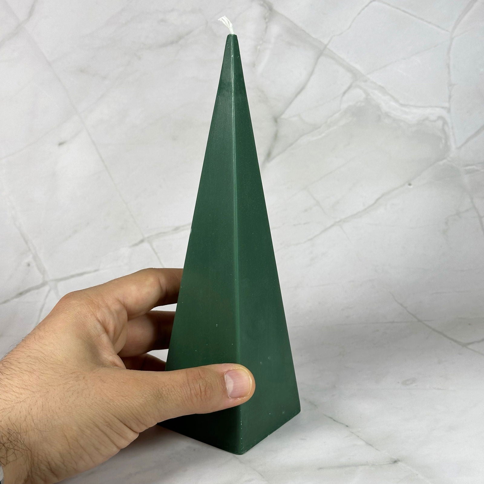 Bougie pyramide verte - Réussite financière - Aeternum - a person holding a green piece of paper  - # boutique ésoterisme# - #wicca# 
