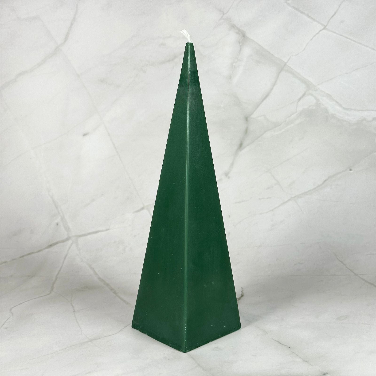 Bougie pyramide verte - Réussite financière - Aeternum - a green umbrella sitting on top of a snow covered ground  - # boutique ésoterisme# - #wicca# 