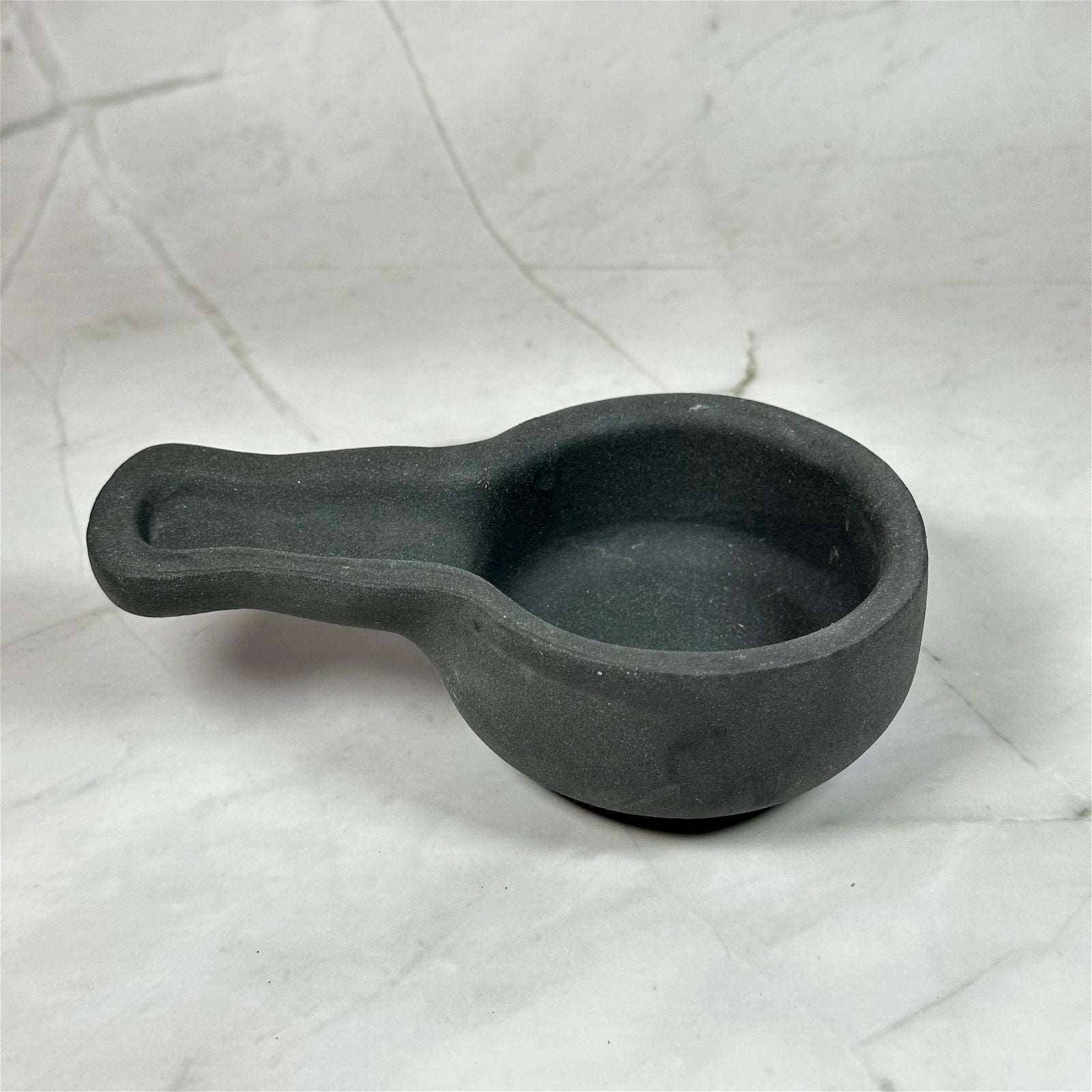Brûleur d'encens en terre cuite - Aeternum - Brûleur d'encens en terre cuite - Aeternum - a close up of a black toilet in a bathroom  - # boutique ésoterisme# - #wicca#  - # boutique ésoterisme# - #wicca# 