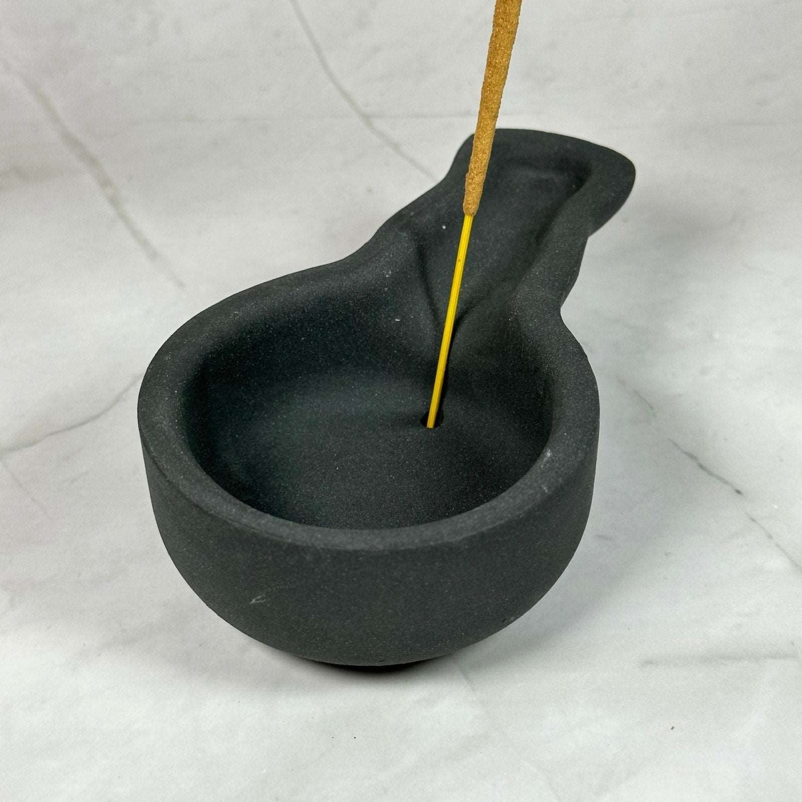 Brûleur d'encens en terre cuite - Aeternum - Brûleur d'encens en terre cuite - Aeternum - a close up of a black toilet in a bathroom  - # boutique ésoterisme# - #wicca#  - # boutique ésoterisme# - #wicca# 
