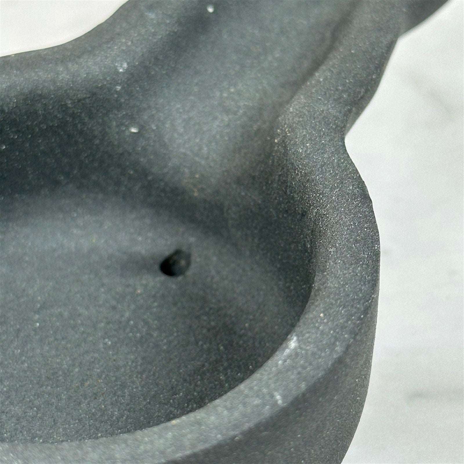 Brûleur d'encens en terre cuite - Aeternum - Brûleur d'encens en terre cuite - Aeternum - a close up of a small bowl of water  - # boutique ésoterisme# - #wicca#  - # boutique ésoterisme# - #wicca# 