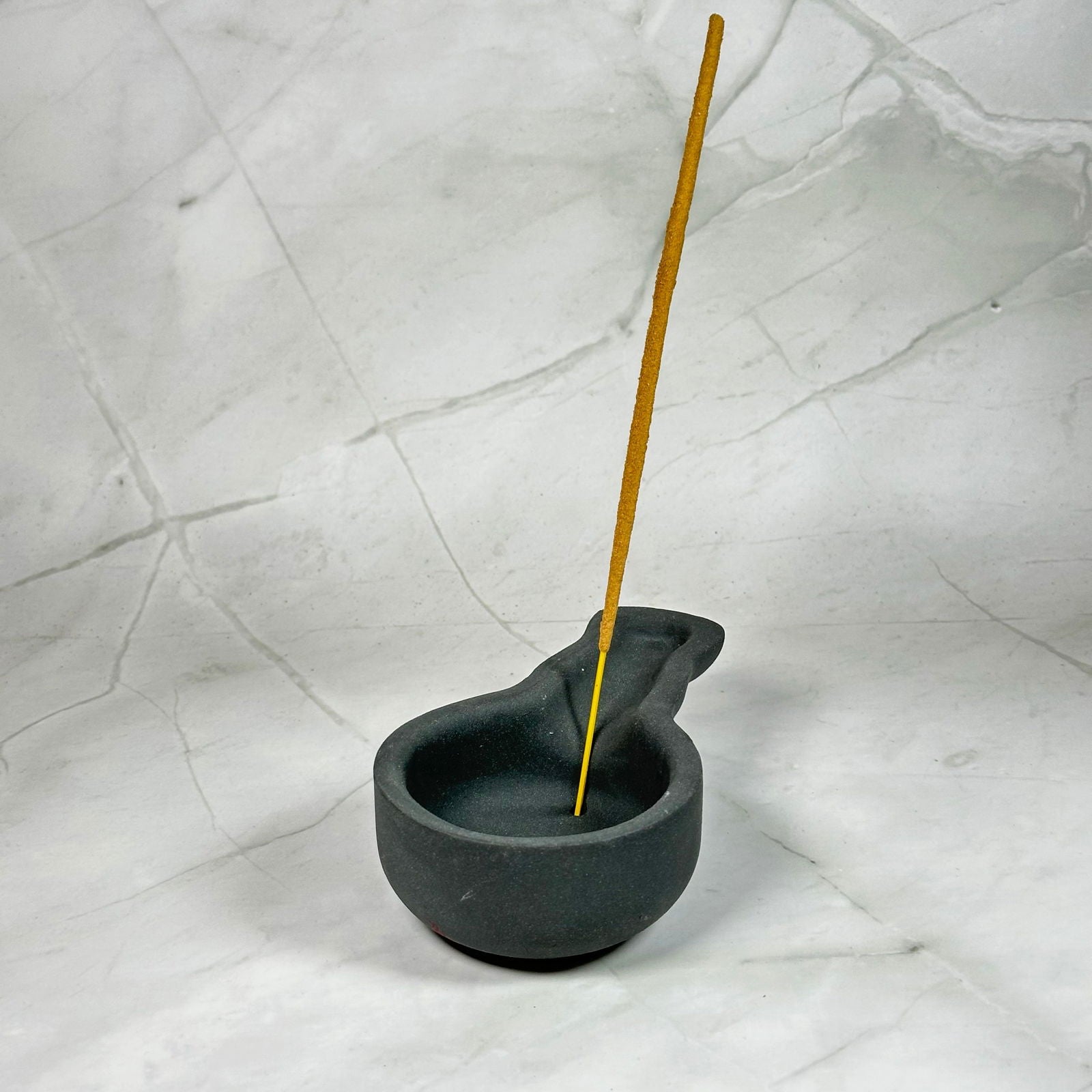 Brûleur d'encens en terre cuite - Aeternum - a black and white vase with a plant in it  - # boutique ésoterisme# - #wicca# 