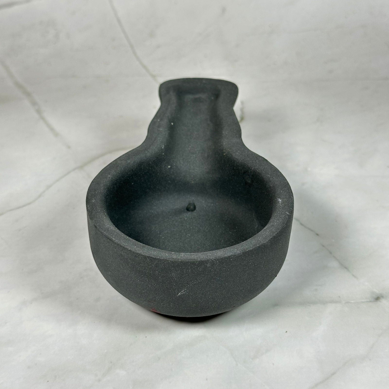 Brûleur d'encens en terre cuite - Aeternum - a black and white image of a vase  - # boutique ésoterisme# - #wicca# 