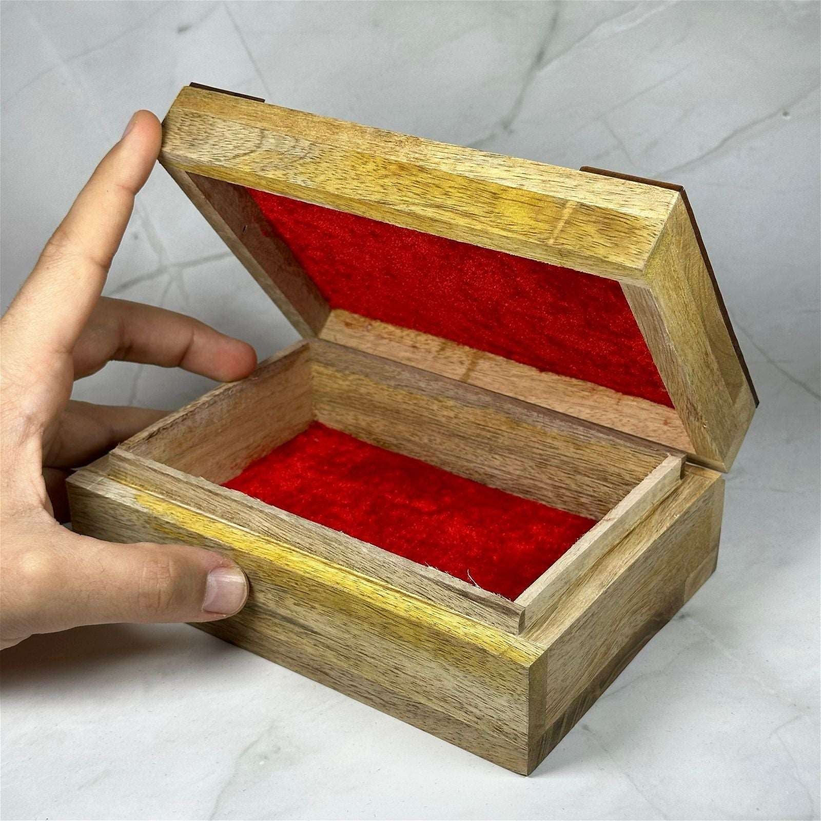Coffret Fleur de Vie en bois de manguier - Aeternum - Coffret Fleur de Vie en bois de manguier - Aeternum - a person sitting in a box with a cake in it  - # boutique ésoterisme# - #wicca#  - # boutique ésoterisme# - #wicca# 
