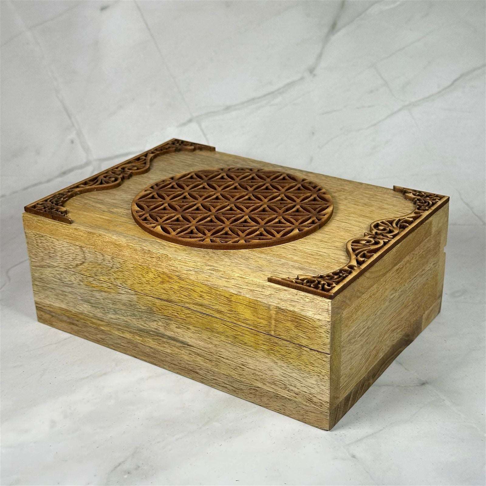 Coffret Fleur de Vie en bois de manguier - Aeternum - Coffret Fleur de Vie en bois de manguier - Aeternum - a piece of luggage sitting on top of a floor  - # boutique ésoterisme# - #wicca#  - # boutique ésoterisme# - #wicca# 