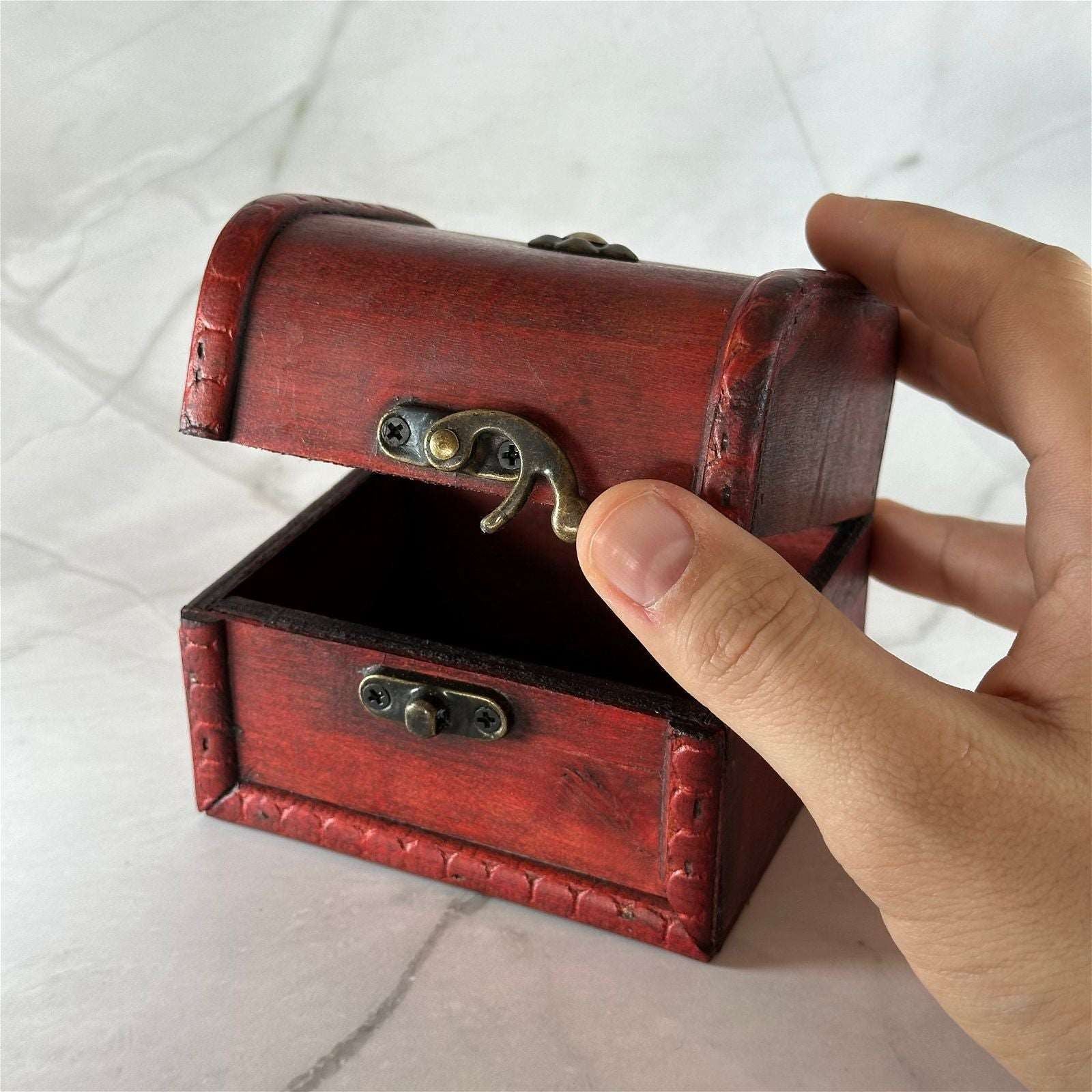 Coffret en bois Classic - Aeternum - Coffret en bois Classic - Aeternum - a person holding a cell phone in their hand  - # boutique ésoterisme# - #wicca#  - # boutique ésoterisme# - #wicca# 